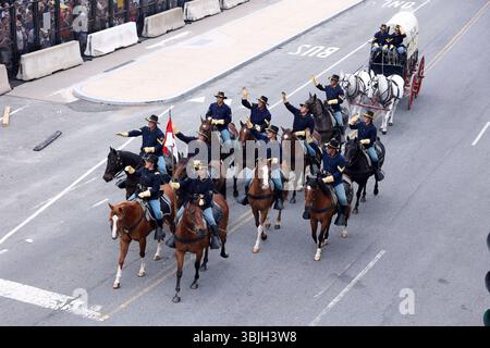 ArmyÕs défilé de célébration du 250e anniversaire à Washington, États-Unis, Washington DC, Virginie. - 14 juin 2025 des membres de l'armée américaine marchent pendant le défilé du 250e anniversaire de l'armée à Washington, DC, États-Unis, le 14 juin 2025. Le défilé, qui coïncidait avec le 79e anniversaire du président américain Donald TrumpÕs, devrait coûter jusqu’à 45 millions de dollars et mettre en vedette près de 7 000 soldats ainsi que des dizaines de chars et d’hélicoptères. WASHINGTON DC ÉTATS-UNIS Copyright : xGentxShkullakux Banque D'Images
