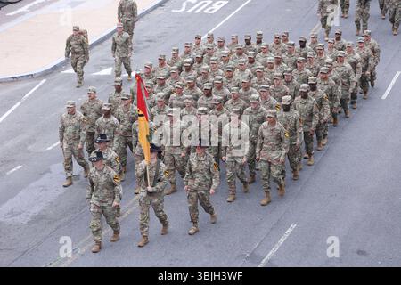 ArmyÕs défilé de célébration du 250e anniversaire à Washington, États-Unis, Washington DC, Virginie. - 14 juin 2025 des membres de l'armée américaine marchent pendant le défilé du 250e anniversaire de l'armée à Washington, DC, États-Unis, le 14 juin 2025. Le défilé, qui coïncidait avec le 79e anniversaire du président américain Donald TrumpÕs, devrait coûter jusqu’à 45 millions de dollars et mettre en vedette près de 7 000 soldats ainsi que des dizaines de chars et d’hélicoptères. WASHINGTON DC ÉTATS-UNIS Copyright : xGentxShkullakux Banque D'Images