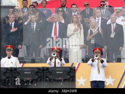 ArmyÕs défilé de célébration du 250e anniversaire à Washington, États-Unis, Washington DC, Virginie. - 14 juin 2025 le président américain Donald Trump C, accompagné du secrétaire américain à la Défense Pete Hegseth et de la première dame américaine Melania Trump, assiste au défilé du 250e anniversaire de l'armée à Washington, DC, États-Unis, le 14 juin 2025. Le défilé, qui coïncidait avec le 79e anniversaire du président américain Donald TrumpÕs, devrait coûter jusqu’à 45 millions de dollars et mettre en vedette près de 7 000 soldats ainsi que des dizaines de chars et d’hélicoptères. WASHINGTON DC ÉTATS-UNIS Copyright : xGentxShkullakux Banque D'Images