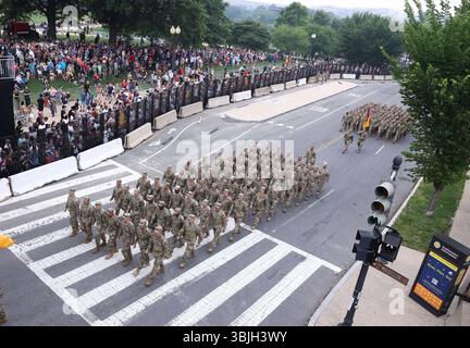 ArmyÕs défilé de célébration du 250e anniversaire à Washington, États-Unis, Washington DC, Virginie. - 14 juin 2025 des membres de l'armée américaine marchent pendant le défilé du 250e anniversaire de l'armée à Washington, DC, États-Unis, le 14 juin 2025. Le défilé, qui coïncidait avec le 79e anniversaire du président américain Donald TrumpÕs, devrait coûter jusqu’à 45 millions de dollars et mettre en vedette près de 7 000 soldats ainsi que des dizaines de chars et d’hélicoptères. WASHINGTON DC ÉTATS-UNIS Copyright : xGentxShkullakux Banque D'Images