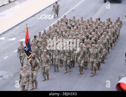 ArmyÕs défilé de célébration du 250e anniversaire à Washington, États-Unis, Washington DC, Virginie. - 14 juin 2025 des membres de l'armée américaine marchent pendant le défilé du 250e anniversaire de l'armée à Washington, DC, États-Unis, le 14 juin 2025. Le défilé, qui coïncidait avec le 79e anniversaire du président américain Donald TrumpÕs, devrait coûter jusqu’à 45 millions de dollars et mettre en vedette près de 7 000 soldats ainsi que des dizaines de chars et d’hélicoptères. WASHINGTON DC ÉTATS-UNIS Copyright : xGentxShkullakux Banque D'Images