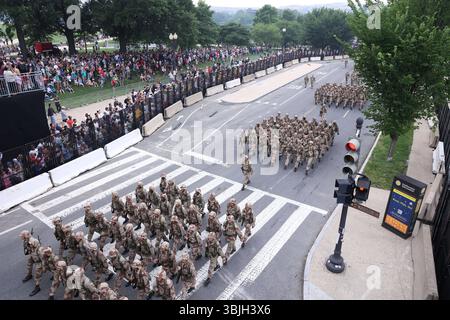 ArmyÕs défilé de célébration du 250e anniversaire à Washington, États-Unis, Washington DC, Virginie. - 14 juin 2025 des membres de l'armée américaine marchent pendant le défilé du 250e anniversaire de l'armée à Washington, DC, États-Unis, le 14 juin 2025. Le défilé, qui coïncidait avec le 79e anniversaire du président américain Donald TrumpÕs, devrait coûter jusqu’à 45 millions de dollars et mettre en vedette près de 7 000 soldats ainsi que des dizaines de chars et d’hélicoptères. WASHINGTON DC ÉTATS-UNIS Copyright : xGentxShkullakux Banque D'Images