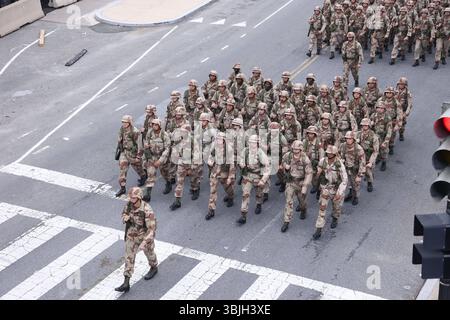 ArmyÕs défilé de célébration du 250e anniversaire à Washington, États-Unis, Washington DC, Virginie. - 14 juin 2025 des membres de l'armée américaine marchent pendant le défilé du 250e anniversaire de l'armée à Washington, DC, États-Unis, le 14 juin 2025. Le défilé, qui coïncidait avec le 79e anniversaire du président américain Donald TrumpÕs, devrait coûter jusqu’à 45 millions de dollars et mettre en vedette près de 7 000 soldats ainsi que des dizaines de chars et d’hélicoptères. WASHINGTON DC ÉTATS-UNIS Copyright : xGentxShkullakux Banque D'Images