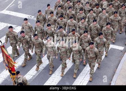 ArmyÕs défilé de célébration du 250e anniversaire à Washington, États-Unis, Washington DC, Virginie. - 14 juin 2025 des membres de l'armée américaine marchent pendant le défilé du 250e anniversaire de l'armée à Washington, DC, États-Unis, le 14 juin 2025. Le défilé, qui coïncidait avec le 79e anniversaire du président américain Donald TrumpÕs, devrait coûter jusqu’à 45 millions de dollars et mettre en vedette près de 7 000 soldats ainsi que des dizaines de chars et d’hélicoptères. WASHINGTON DC ÉTATS-UNIS Copyright : xGentxShkullakux Banque D'Images