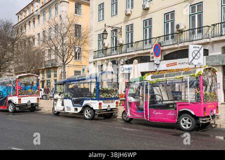 Tuk tuks colorés dans la rue à Lisbonne, Portugal, Europe. Banque D'Images