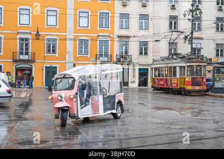 Trams dans les rues de Lisbonne, Portugal, Europe. Banque D'Images