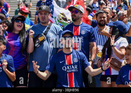 Pasadena, CA. 15 juin 2025. Fans du PSG dans les tribunes lors de la Coupe du monde des clubs de la FIFA entre le Paris Saint-Germain et l'Atlético de Madrid ; au stade Rose Bowl de Pasadena, EN CALIFORNIE Kevin Langley/CSM/Alamy Live News Banque D'Images
