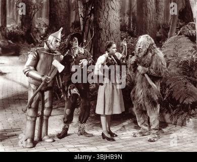 Wizard of Oz est le vedette du film MGM de 1939 mettant en vedette Jack Haley (Tinman), Ray Bolger (Scarecrow), Judy Garland (Dorothy) et Bert Lahr (Lion lâche). Banque D'Images