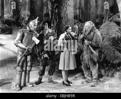 Wizard of Oz est le vedette du film MGM de 1939 mettant en vedette Jack Haley (Tinman), Ray Bolger (Scarecrow), Judy Garland (Dorothy) et Bert Lahr (Lion lâche). Banque D'Images