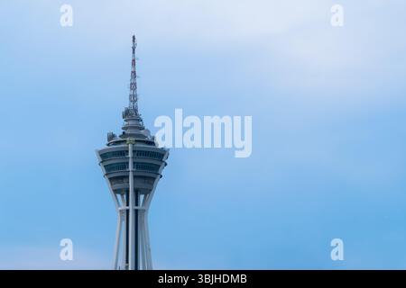 Menara Alor Setar ou Alor Setar Tower se dresse bien en vue contre un ciel bleu clair. Copier l'espace pour le texte. Banque D'Images
