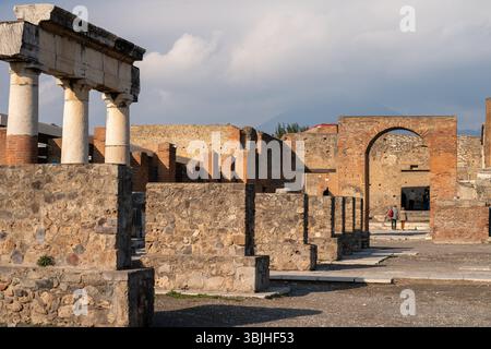 Pompéi est un vaste site archéologique situé dans la région de Campanie, dans le sud de l’Italie, près de la côte de la baie de Naples. Banque D'Images