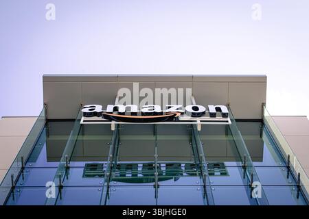 Palo Alto, Californie États-Unis - 24 août 2024 : gros plan du logo Amazon sur l'immeuble de bureaux de l'entreprise à Palo Alto, Silicon Valley, dans la baie de San Francisco Banque D'Images