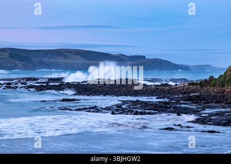 Porpoise Bay sur la côte Catlins de l'île du Sud, Nouvelle-Zélande, lever de soleil sur la côte sauvage et accidentée Banque D'Images