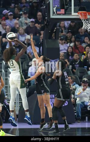 L'attaquant de Seattle Ezi Magbegor (13 ans) tire la balle sur l'attaquante des Golden State Valkyries Cecilia Zandalasini (24 ans) et le centre des Golden State Valkyries Temi Fagbenle (14 ans) lors de la première moitié de leur match WNBA contre les Golden State Valkyriesat the Chase Center, dimanche 14 juin 2025, à San Francisco. (Photo de Gerome Wright/image du sport) Banque D'Images