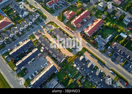 Vue aérienne de la banlieue résidentielle avec des rangées de maisons, des rues et des arrière-cours vertes. Quartier européen dans une petite ville Banque D'Images