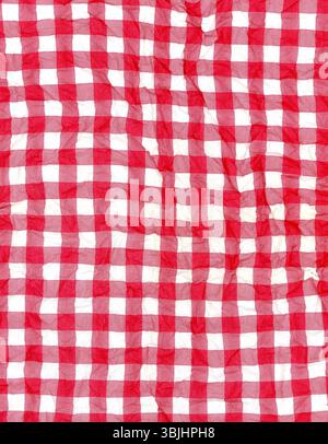 Détail de fond de texture de serviette en papier à motif Vichy rouge et blanc froissé Banque D'Images