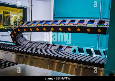 Gros plan d'un porte-câbles flexible ou d'une chaîne d'énergie utilisé dans les applications de machines automatisées. Banque D'Images