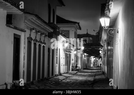Vue en noir et blanc de la ruelle historique illuminée par des lampadaires à Paraty, Brésil Banque D'Images