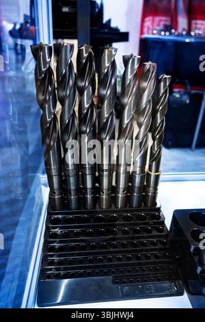 Gros plan de gros forets industriels affichés verticalement dans un organisateur noir. Outils essentiels pour le travail des métaux et le perçage Banque D'Images