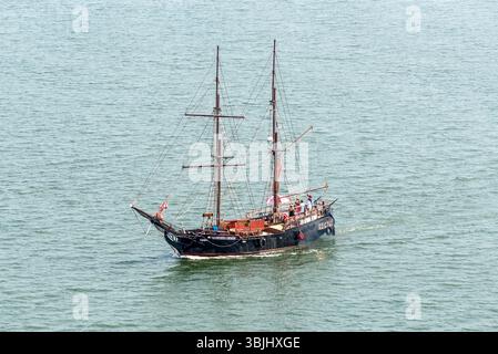 Carthagène, Colombie - 12 avril 2024 : le bateau pirate la Fantastica Carthagène navigue dans la baie de Carthagène de Indias, Colombie. Banque D'Images