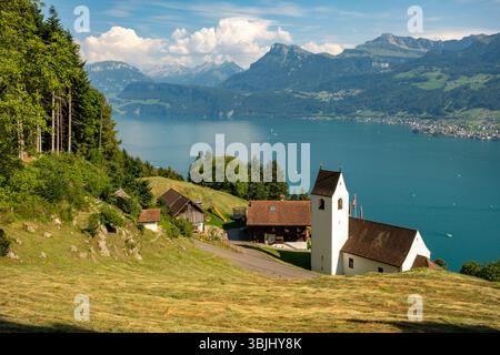 Paysage pittoresque arrière-plan. alpes suisses et paysage lacustre. Paysage suisse. Montagnes suisses et lac. Paysage idyllique dans les Alpes avec frais Banque D'Images