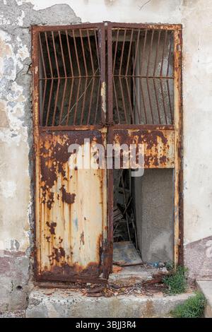 Vue de face d'une porte métallique rouillée sur l'île de Lipari Banque D'Images