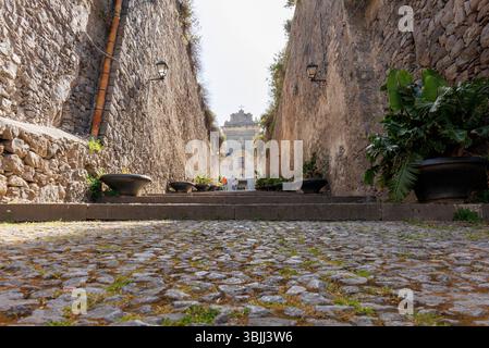 Vue lointaine de la façade de San Bartolomeo, cathédrale de Lipari Banque D'Images