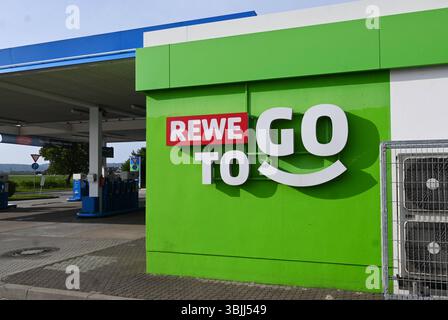 Rewe ist die Ableitung von Revisionsverband der Westkauf-Genossenschaften - ein deutsches Unternehmen mit Sitz in Köln. Mit rund 3300 Märkten ist es nach Edeka der zweitgrösste Lebensmitteleinzelhändler in Deutschland. Rewe ist die Stammmarke der Rewe Group. Foto : Rewe to Go Markt - in einer Aral-Tankstelle *** Rewe est dérivé de Revisionsverband der Westkauf Genossenschaften une société allemande basée à Cologne avec environ 3300 magasins, il est le deuxième plus grand détaillant alimentaire en Allemagne après Edeka Rewe est la marque mère du groupe Rewe photo Rewe pour aller marché dans une station-service Aral Banque D'Images