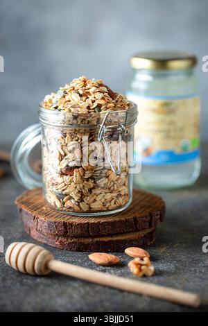 Chips de granola avec fruits secs, collation nutritive et croquante. Banque D'Images