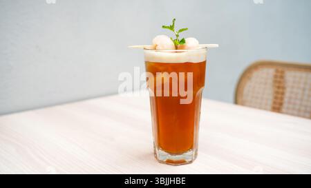 Thé glacé au litchi avec des feuilles de menthe Banque D'Images
