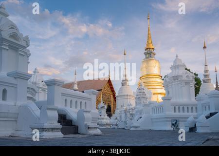 Coucher du soleil au temple Wat Suan Dok Banque D'Images