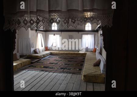 Berat, Albanie 5-07-2024 : stagiaires d'une maison traditionnelle ottomane dans la ville historique de Gjirokastër Banque D'Images