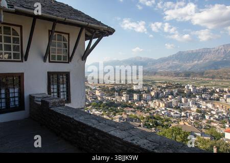 Berat, Albanie 5-07-2024 : stagiaires d'une maison traditionnelle ottomane dans la ville historique de Gjirokastër Banque D'Images