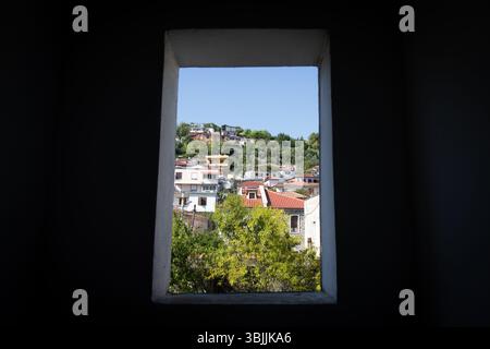 Berat, Albanie 5-07-2024 : paysage urbain historique de Berat avec des maisons ottomanes blanches escaladant la colline, des rues en pierre et la montagne en toile de fond Banque D'Images