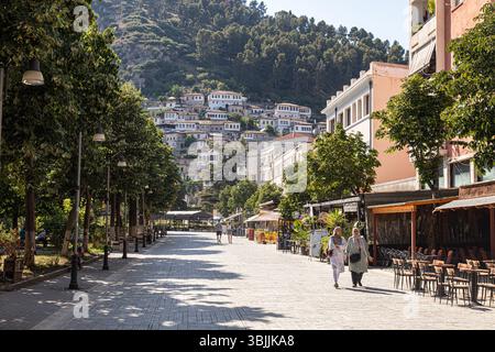 Berat, Albanie 5-07-2024 : paysage urbain historique de Berat avec des maisons ottomanes blanches escaladant la colline, des rues en pierre et la montagne en toile de fond Banque D'Images