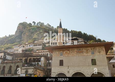 Berat, Albanie 5-07-2024 : paysage urbain historique de Berat avec des maisons ottomanes blanches escaladant la colline, des rues en pierre et la montagne en toile de fond Banque D'Images