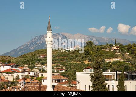 Berat, Albanie 5-07-2024 : paysage urbain historique de Berat avec des maisons ottomanes blanches escaladant la colline, des rues en pierre et la montagne en toile de fond Banque D'Images