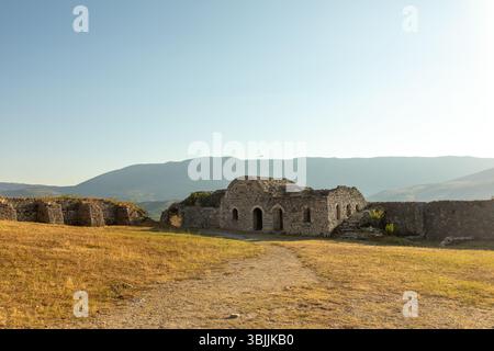 Berat, Albanie 5-07-2024 : citadelle historique de Berat avec des maisons ottomanes blanches escaladant la colline, des rues en pierre et la montagne en toile de fond Banque D'Images