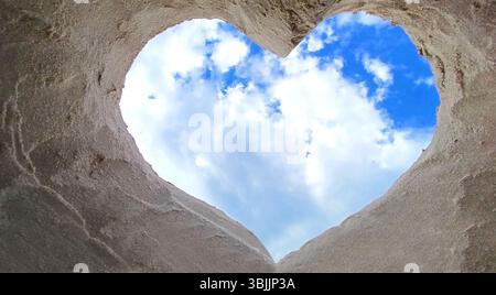 beau coeur fait de sable avec un ciel bleu en arrière-plan. Concept de la Journée mondiale du cœur Banque D'Images