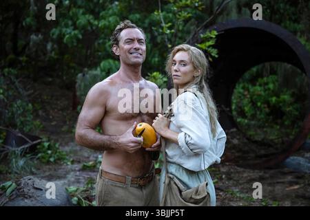 Eden (2024) réalisé par Ron Howard et mettant en vedette Jude Law et Vanessa Kirby. Un groupe de personnes tourne le dos à la société, ils laissent tout derrière eux mais sont entraînés dans les tensions croissantes et les défis de survie de la communauté isolée sur l'une des îles Galápagos. Publicité toujours À USAGE ÉDITORIAL EXCLUSIF. Crédit : BFA / vertical Banque D'Images