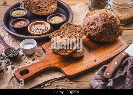Pain sans gluten, paléo maison ou pain cétogène avec graines, noix Banque D'Images