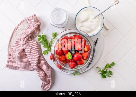 Préparation de jogurt à la fraise maison avec des fruits frais, concept de nourriture entière Banque D'Images