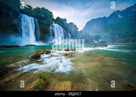 Chutes d'eau Ban Gioc, également connues sous le nom de chutes d'eau Detian, une célèbre cascade transfrontalière entre le Vietnam et la Chine Banque D'Images