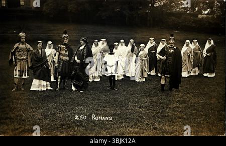 Romains : reconstitution par un grand groupe représentant la vie à Lancaster pendant l'occupation romaine de la Grande-Bretagne. Le Lancaster Historical Pageant a eu lieu en 1932 pour commémorer le quinzième centenaire de la sécularisation de l'église paroissiale St Mary de Lancaster (1430-1930). Il a eu lieu à Cross Hill, Lancaster, du 4 au 9 août, avec six représentations. Non attribué. D'une collection mixte de cartes postales d'histoire sociale, principalement du début du XXe siècle. Banque D'Images