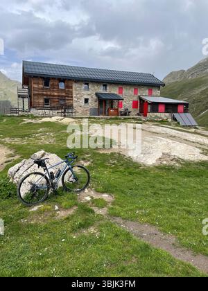 vélo en premier plan avec panorama de montagne en arrière-plan, sentier de montagne Banque D'Images