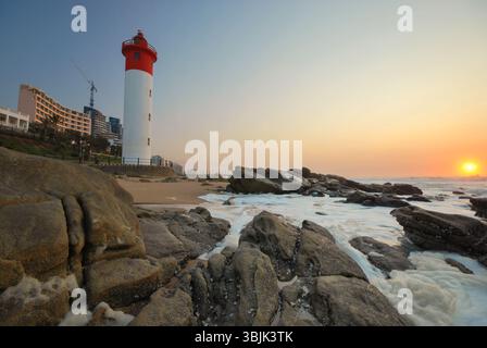 Umhlanga, KwaZulu - Natal, Soth Afrique - 13 août 2009 : lever du soleil à Umhlanga Rocks - fin de l'hiver 2009. Banque D'Images