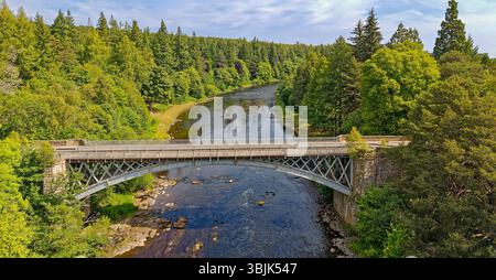Carron Bridge River Spey Carron Moray Scotland les esandrels reliant l'arche principale aux chaussées sont composés de délicats treillis en fonte Banque D'Images