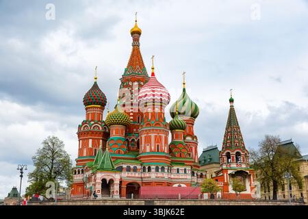 Cathédrale Saint-Basile sur la place Rouge contre le ciel dramatique à Moscou, Russie. Beau bâtiment architectural ancien à Moscou en Fédération de Russie. Banque D'Images