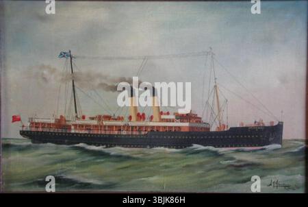 Cette peinture à l'huile de A.J. Jansen, créée en 1920, représente le navire "Archange" au large des côtes néerlandaises. Construit à l'origine en 1910 sous le nom de « préparPetersburg », le navire a été renommé en 1916 et acquis plus tard par le LNER. Il a été bombardé et coulé en 1941. L'œuvre d'art probablement commandée par LNER, mesure 34 x 54 cm et a été accrochée dans leurs bureaux à Harwich. Banque D'Images