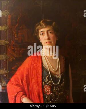 Cette peinture à l'huile de 1928 de William Logsdail représente Margaret 'Madge' Frary Miller, la sœur du célèbre auteur Agatha Christie. Connue pour son implication dans la société britannique, Madge est représentée de manière détaillée et élégante, reflétant son statut social au début du XXe siècle. Banque D'Images